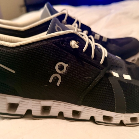 On CloudSneakers Size M10 - Picture 3 of 8